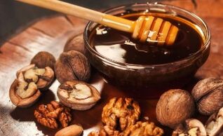 Walnuts with honey